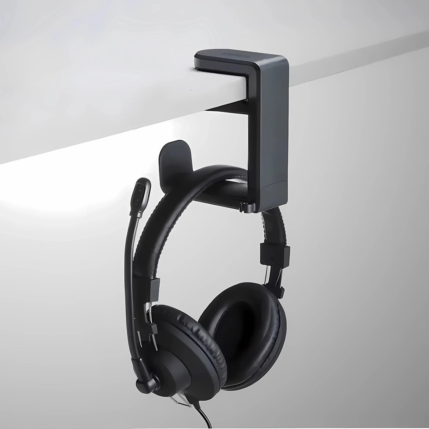 Kopfhörerhalter schwarz unter Tisch mit aufgehängtem Headset für ordentlichen Arbeitsplatz
