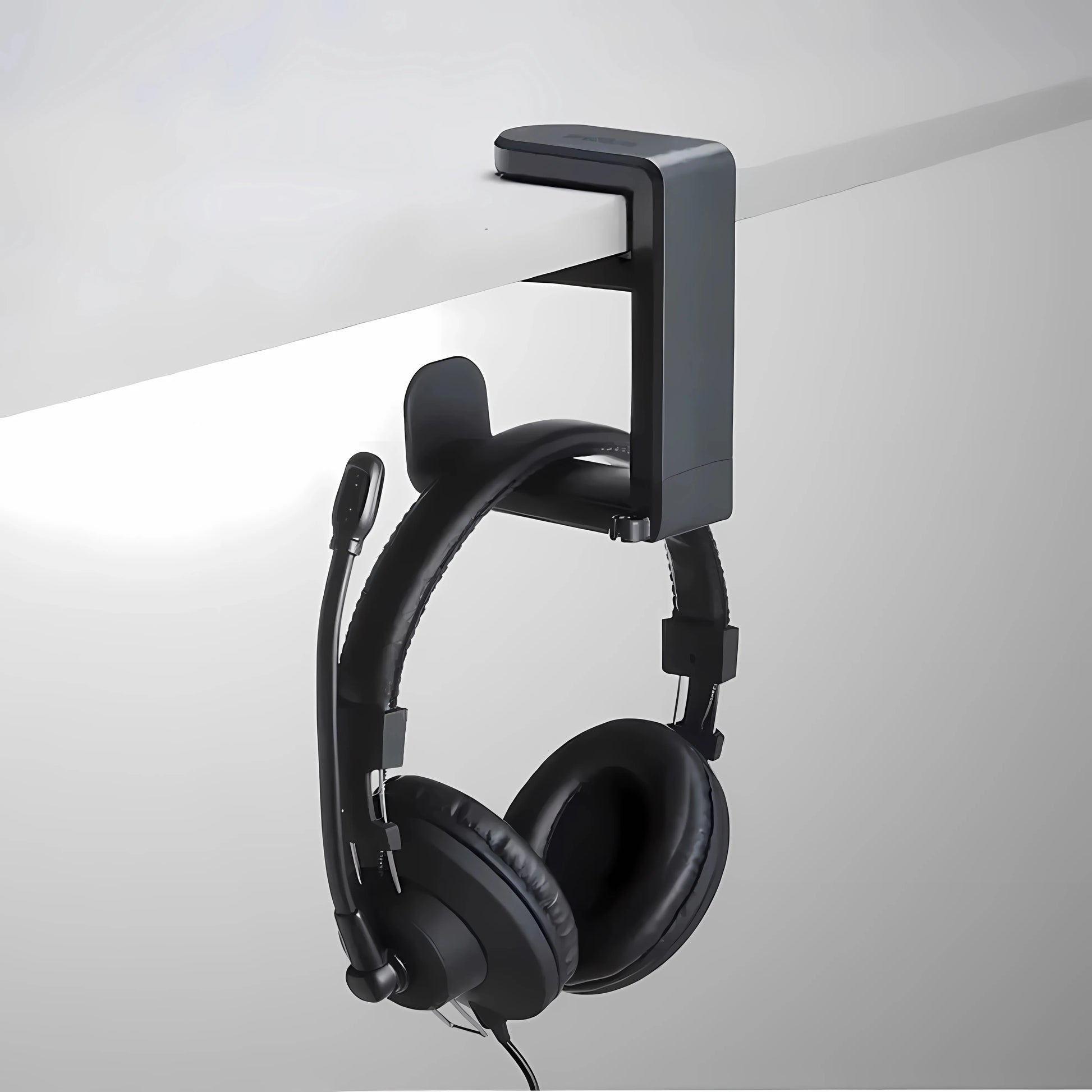 Kopfhörerhalter schwarz unter Tisch mit aufgehängtem Headset für ordentlichen Arbeitsplatz