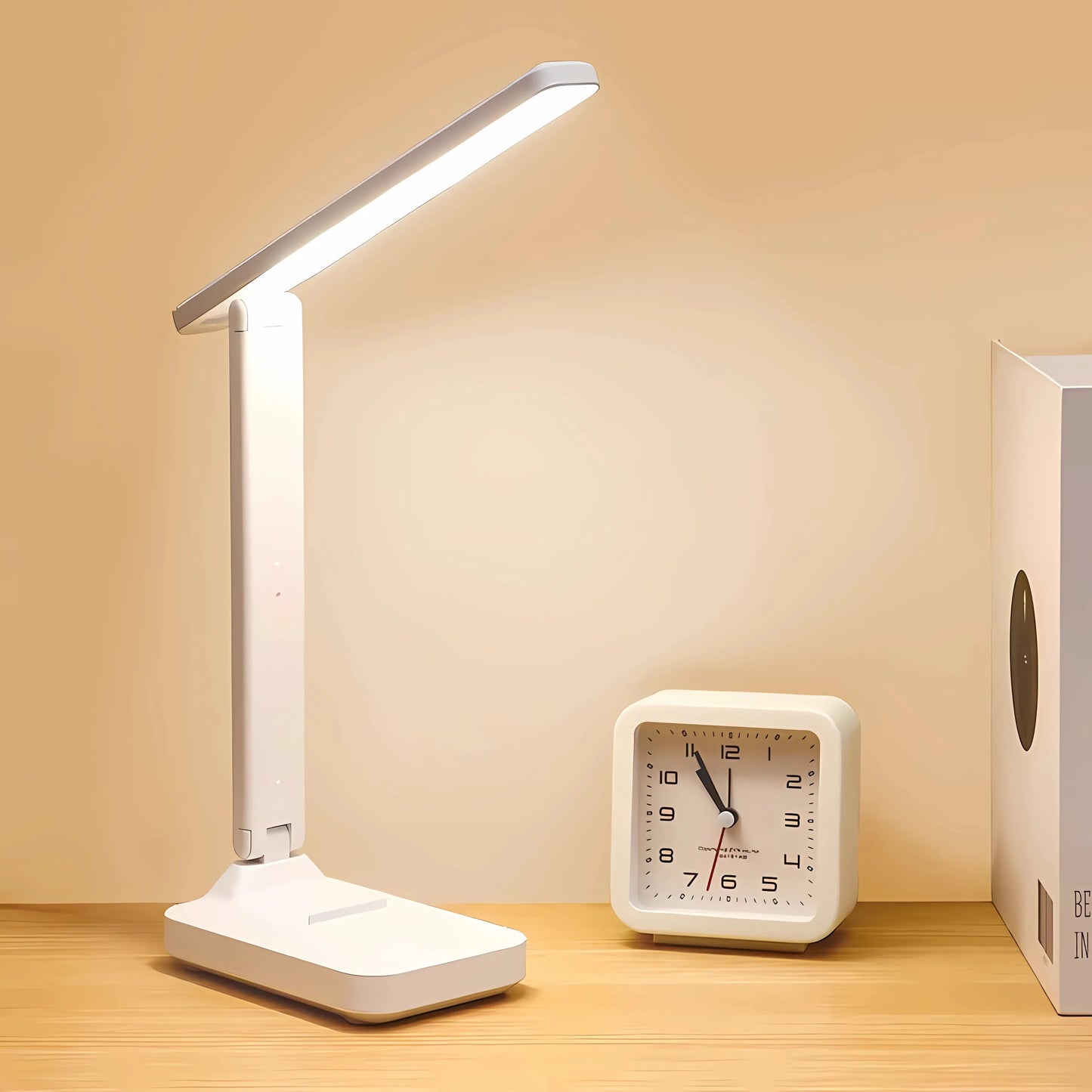 LightFix Schreibtischlampe weiß beleuchtet auf Holztisch mit Uhr für gemütliches Homeoffice Ambiente