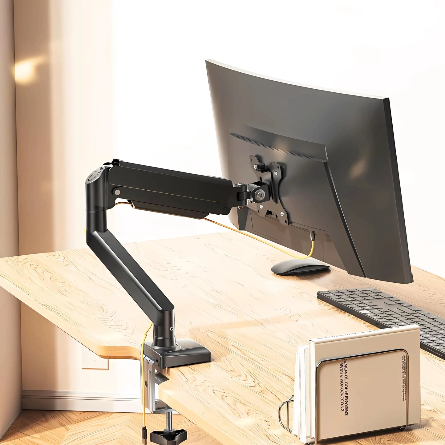 ScreenFix curved Monitor Halterung an hellem Arbeitsplatz für platzsparende Bildschirmaufhängung