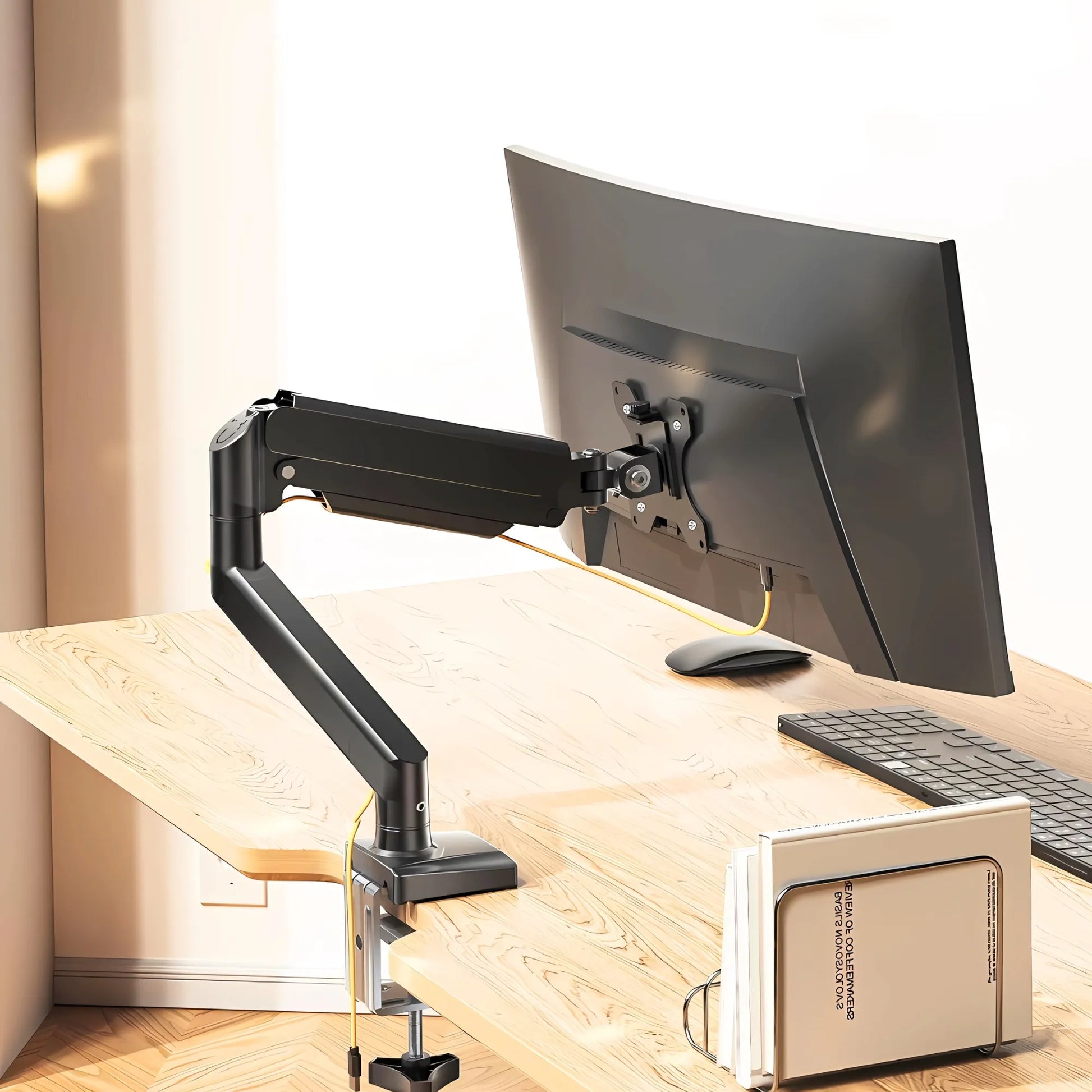 ScreenFix curved Monitor Halterung an hellem Arbeitsplatz für platzsparende Bildschirmaufhängung