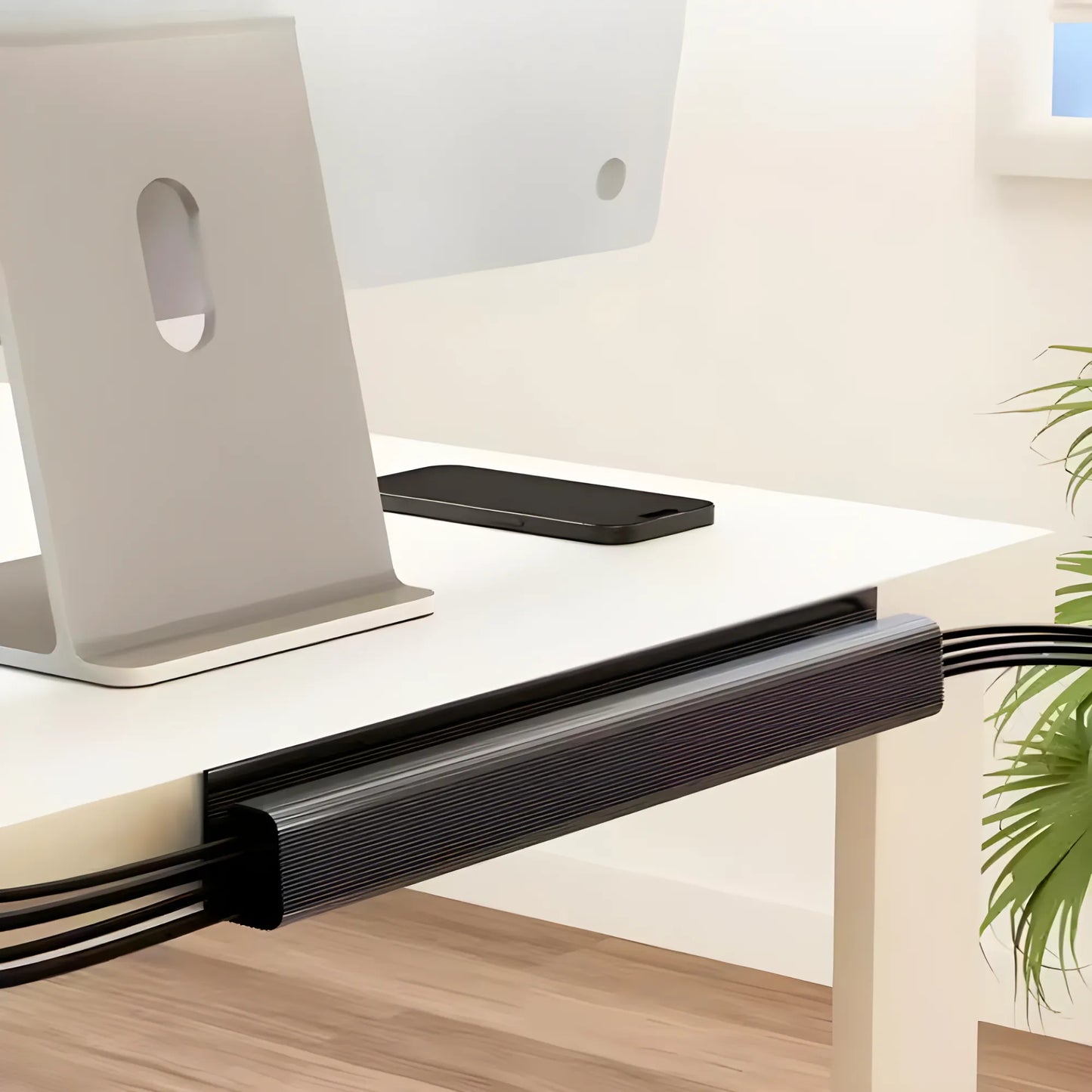 CableFix Kabelkanal Installation am hellen Schreibtisch für sauberes Homeoffice Setup ohne Kabelsalat