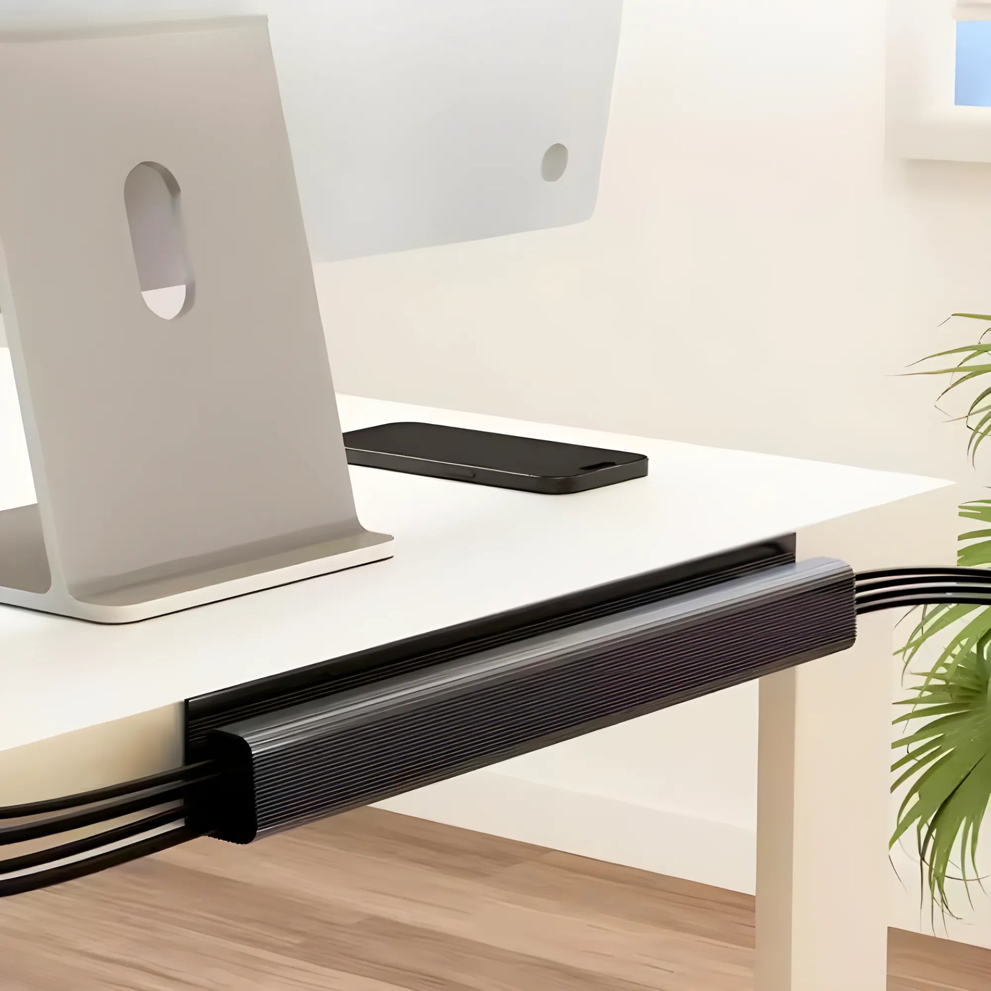 CableFix Kabelkanal Installation am hellen Schreibtisch für sauberes Homeoffice Setup ohne Kabelsalat