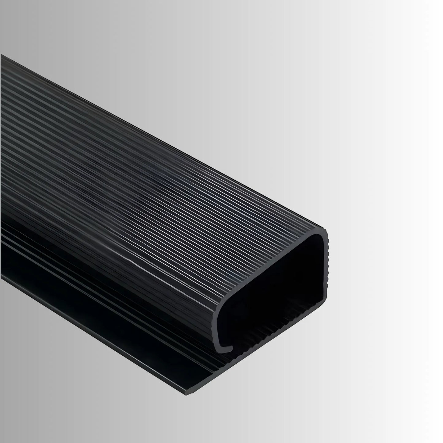 CableFix Kabelkanal schwarz Einzelansicht mit Profil für unsichtbare Kabelverlegung am Arbeitsplatz
