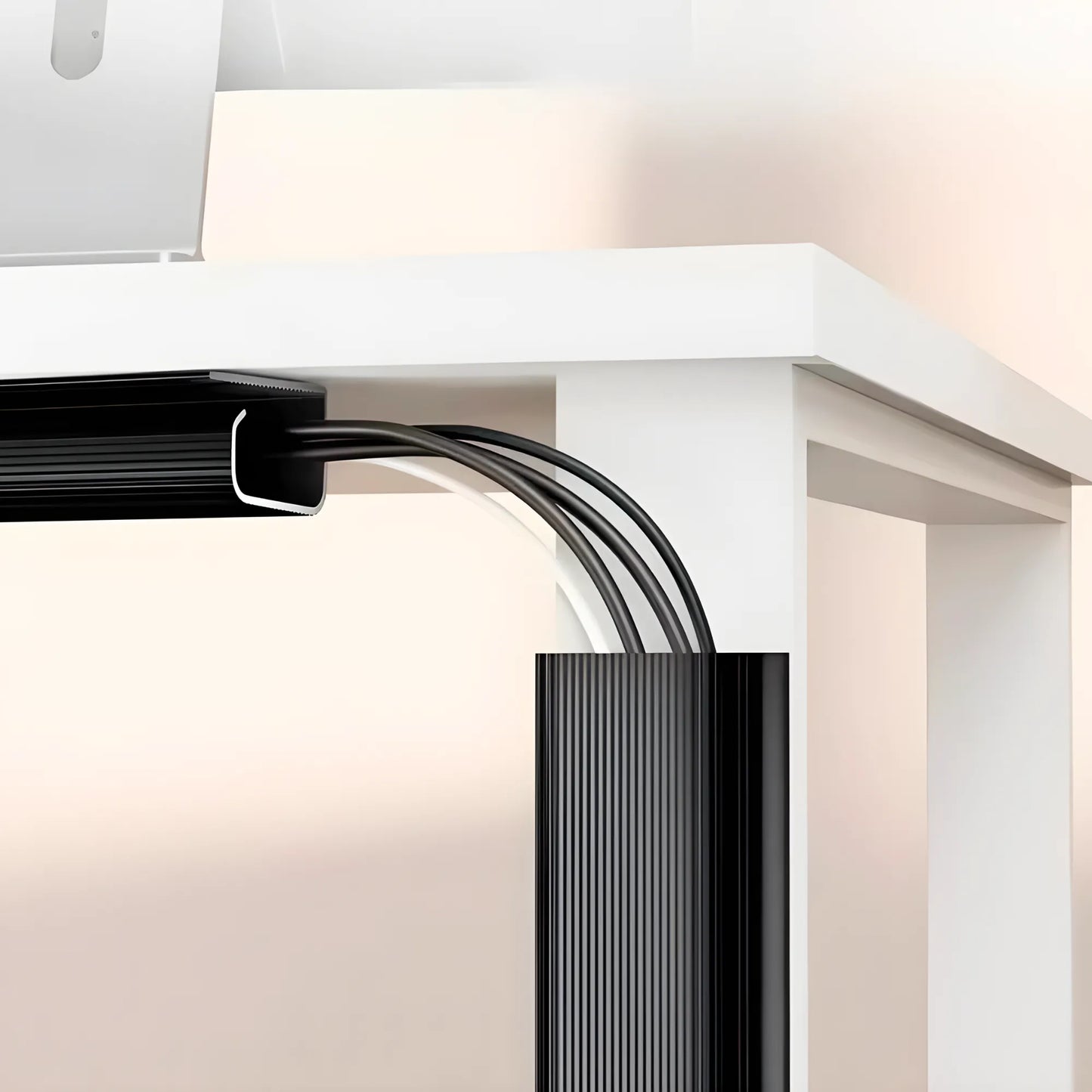 CableFix Kabelkanal unter Schreibtisch montiert mit mehreren Kabeln für optimales Kabel-Management